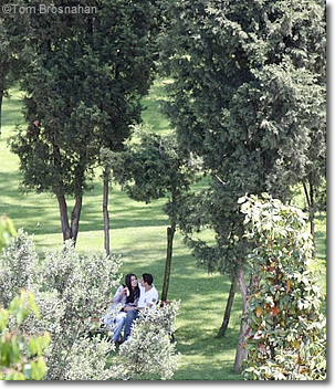 Couple in Gülhane Park, Istanbul, Turkey