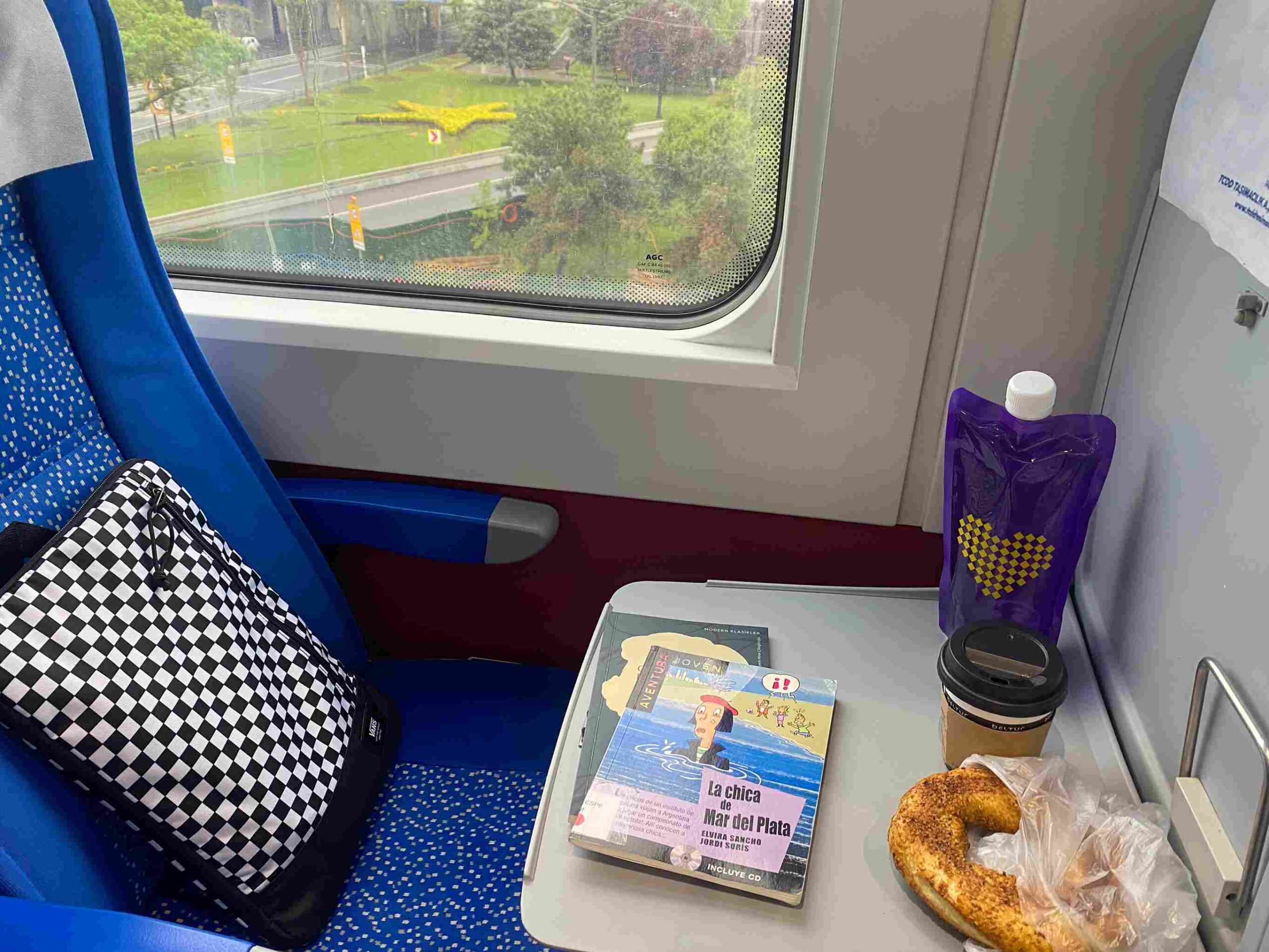 istanbul-train-with-simit